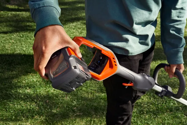 Husqvarna 225i Battery Chainsaw - Image 3