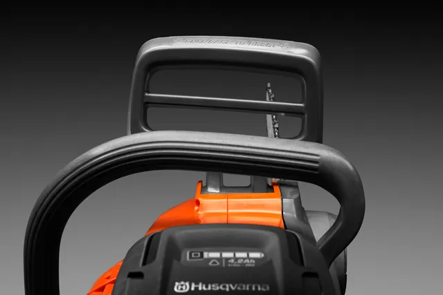 Husqvarna 225i Battery Chainsaw - Image 4