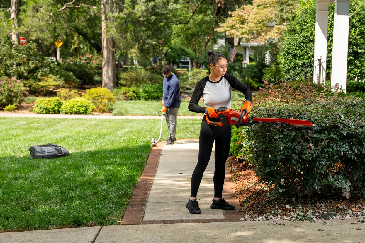 Husqvarna 320iHD60 Battery Hedge Trimmer - Image 2
