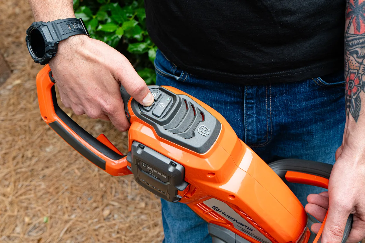 Husqvarna 320iHD60 Battery Hedge Trimmer - Image 3